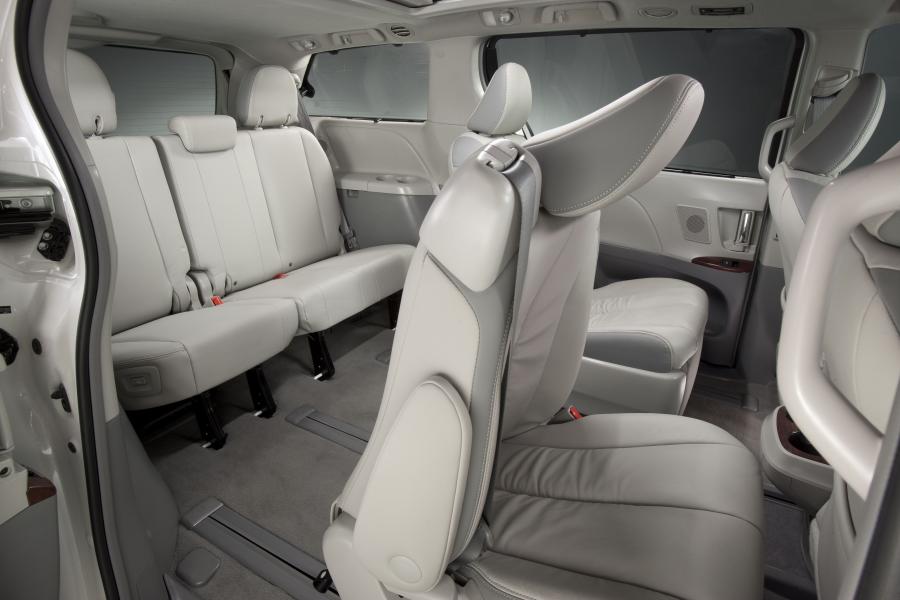  Toyota Sienna SE 2010 года  (фото 23 из 50)